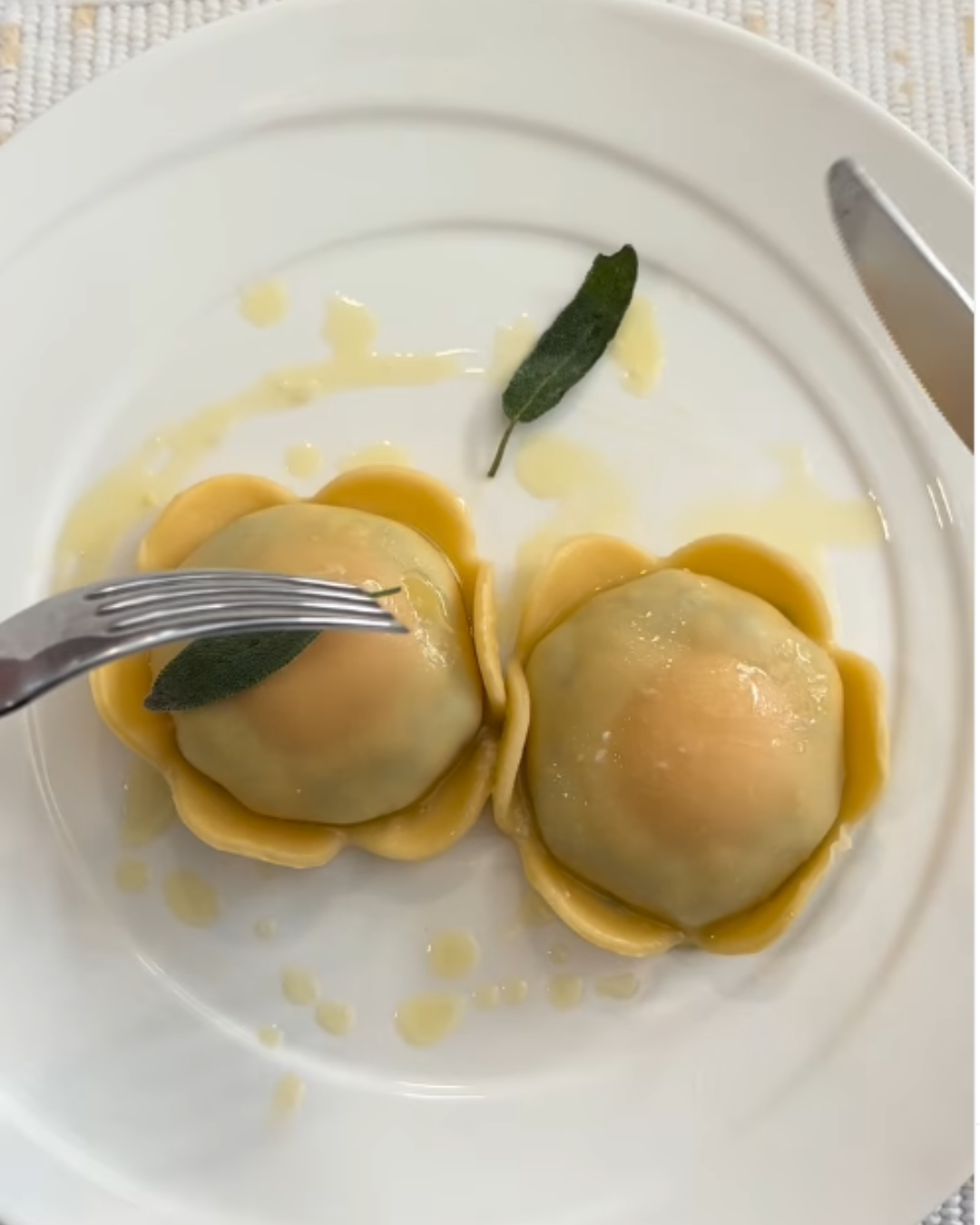 Ravioli ao burro e sálvia no salão da Bottega