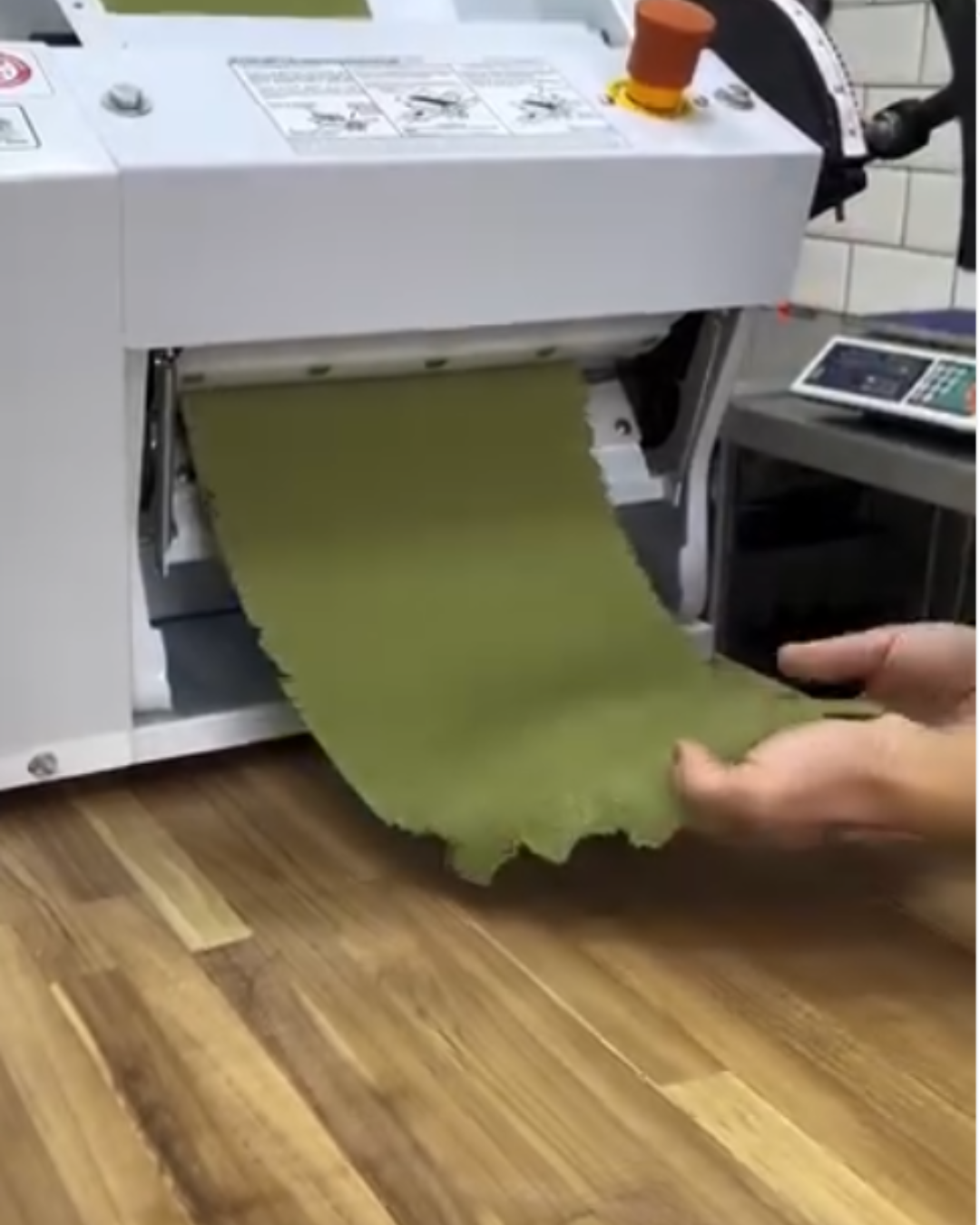Massa verde sendo laminada na cilindradeira da Bottega